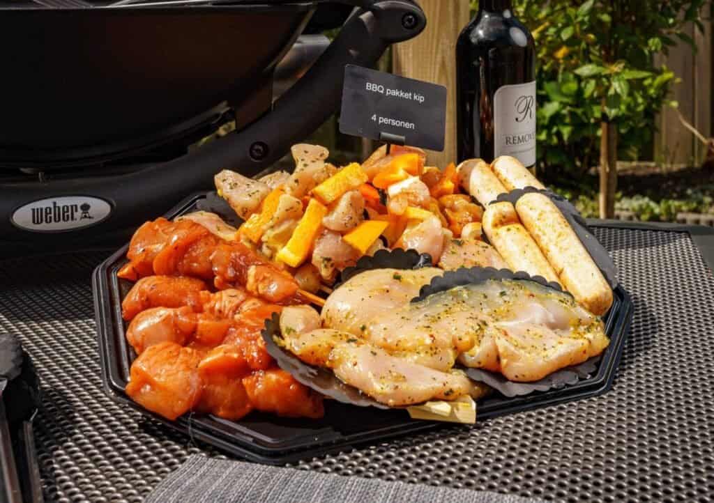 BBQ pakket kip - Grote schaal met kippen vlees voor op de BBQ